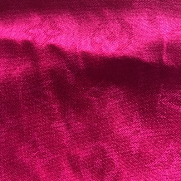 LOUIS VUITTON pink wool/silk wrap/scarf - Picture 6 of 12
